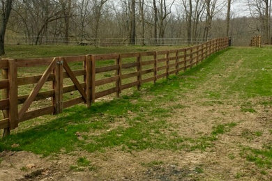 Design ideas for a large traditional partial sun backyard landscaping in Columbus.