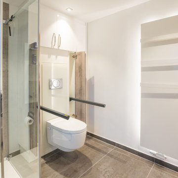 Kleines, durchdachtes Badezimmer mit höhenverstellbarem WC