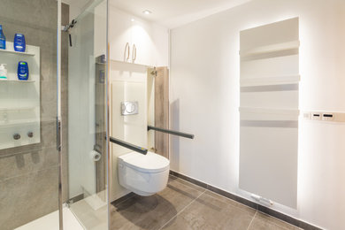 Mittelgroßes Modernes Duschbad mit weißen Schränken, bodengleicher Dusche, Wandtoilette, Keramikfliesen, weißer Wandfarbe, Keramikboden, Aufsatzwaschbecken, grauem Boden, Schiebetür-Duschabtrennung, eingebautem Waschtisch und eingelassener Decke in Sonstige