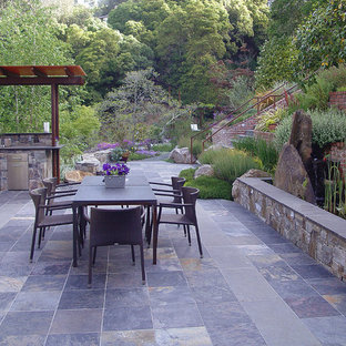 サンフランシスコの巨大なコンテンポラリースタイルのおしゃれな裏庭のテラス (アウトドアキッチン、タイル敷き、パーゴラ) の写真