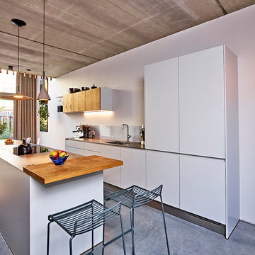 Moderne Inselküche in matt Kristallgrau und Balkeneiche mit RVS Arbeitsplatte
