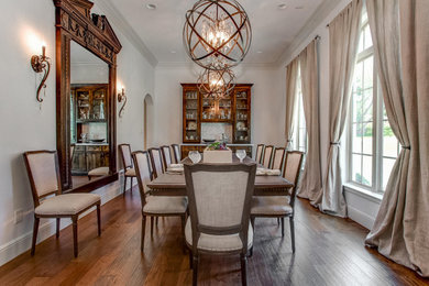 Dining room photo in Houston