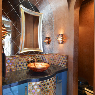 Immagine di una stanza da bagno vittoriana di medie dimensioni con lavabo a bacinella, ante di vetro, ante blu, top in granito, piastrelle multicolore, piastrelle in pietra e pareti beige