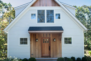 Example of a classic entryway design in New York