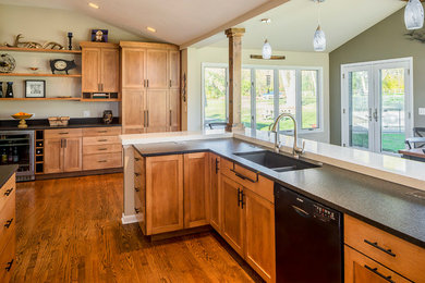 Kitchen - rustic kitchen idea in Chicago