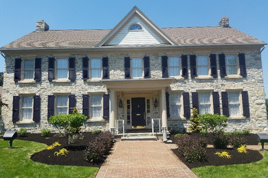 Design ideas for a traditional landscaping in Philadelphia.