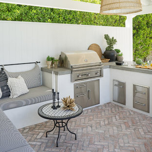 オレンジカウンティのビーチスタイルのおしゃれな裏庭のテラス (アウトドアキッチン、レンガ敷き、ガゼボ・カバナ) の写真