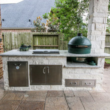 Outdoor Kitchen & Dining Space