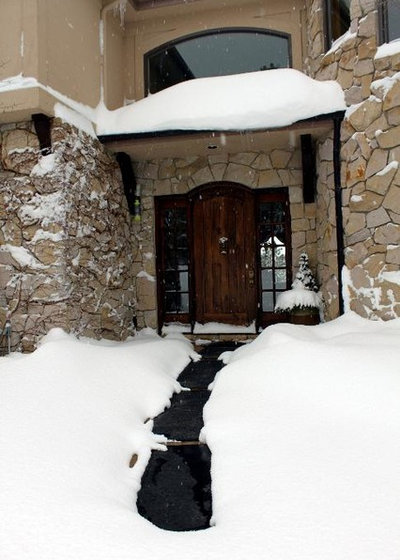 Фасад дома by HeatTrak Snow Melting Mats