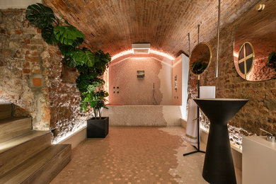Ispirazione per una stanza da bagno padronale minimal con vasca ad alcova, vasca/doccia, pareti marroni e pavimento marrone