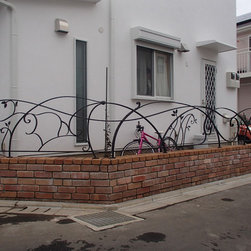 隠し絵の像がいる門扉とフェンス - Outdoor Decor