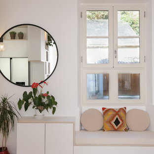 Exempel på en mellanstor eklektisk farstu, med vita väggar, ljust trägolv, en enkeldörr och en vit dörr