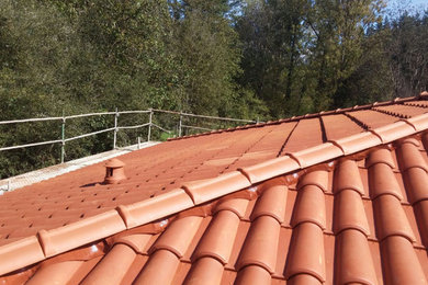 ビルバオにある低価格の中くらいなカントリー風のおしゃれな屋上のデッキ (張り出し屋根) の写真