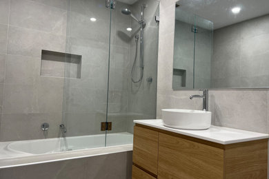 This is an example of a modern bathroom in Melbourne.