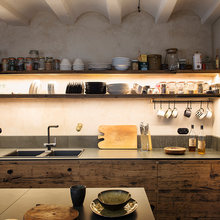 Una cocina abierta reformada solo con materiales naturales