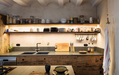 Una cocina abierta reformada solo con materiales naturales