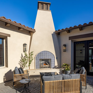 Seamless Indoor-Outdoor Living: A Home Designed for Entertaining and Privacy