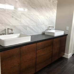 Industrial Badezimmer mit beiger Wandfarbe Ideen, Design & Bilder