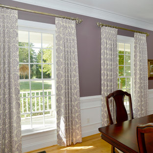 ローリーの中サイズのトラディショナルスタイルのLDKの画像 (紫の壁、無垢フローリング、暖炉なし、茶色い床)