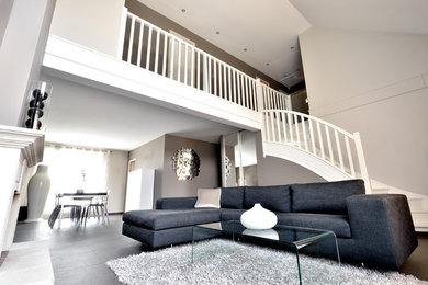 Idées déco pour un très grand salon contemporain ouvert avec une bibliothèque ou un coin lecture, un mur gris, un sol en carrelage de céramique, une cheminée standard, aucun téléviseur et un sol gris.