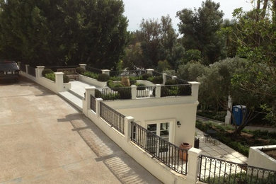 Example of a small classic patio design in Los Angeles