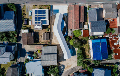 Japan Houzz: A Curvaceous Home & Workshop for an Odd-Shaped Site