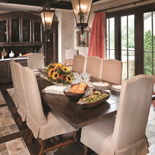 インディアナポリスの広いトラディショナルスタイルのLDKの画像 (ベージュの壁、ライムストーンの床、ベージュの床)