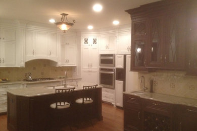 Kitchen - traditional kitchen idea in Raleigh