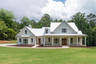 Example of a farmhouse home design design in Atlanta