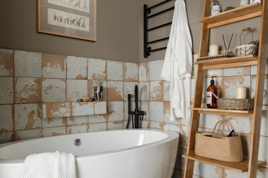 Пример оригинального дизайна: маленькая главная ванная комната в белых тонах с отделкой деревом в современном стиле с светлыми деревянными фасадами, отдельно стоящей ванной, открытым душем, бежевой плиткой, керамогранитной плиткой, полом из керамогранита, разноцветным полом, шторкой для ванной, зеркалом с подсветкой, тумбой под одну раковину и напольной тумбой для на участке и в саду
