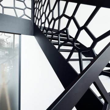 Stufen in Betonoptik und Voronoi Geländer in einem stylischen Büro