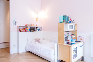 Ejemplo de dormitorio infantil actual pequeño con suelo de madera clara