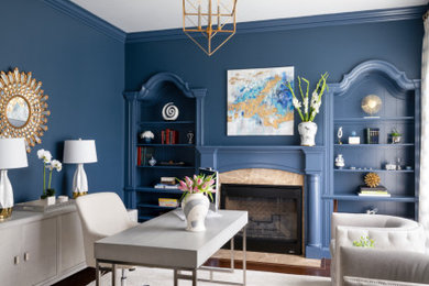Imagen de despacho tradicional renovado de tamaño medio con paredes azules, suelo de madera oscura, todas las chimeneas, marco de chimenea de madera, escritorio independiente y suelo marrón