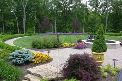 Design ideas for a traditional landscaping in Cincinnati.