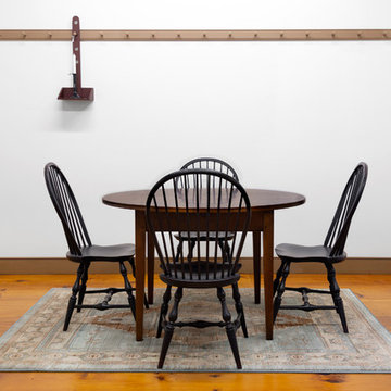 4 Bow-back Side Chair & Round Table Set