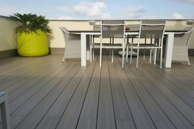 Ejemplo de terraza moderna de tamaño medio en azotea con cocina exterior, pérgola y barandilla de varios materiales