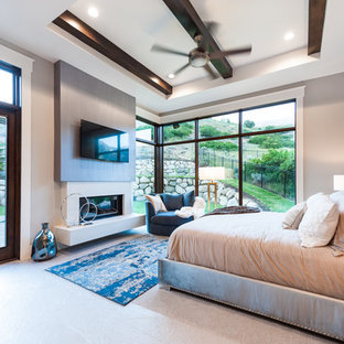 Mittelgroßes Klassisches Hauptschlafzimmer mit blauer Wandfarbe, Teppichboden, Kamin und Kaminumrandung aus Beton in Salt Lake City