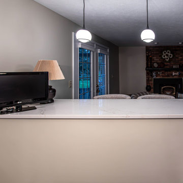 Maple Stained Shaker Kitchen Cabinets with Peninsula Bar