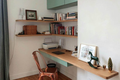 Imagen de despacho contemporáneo de tamaño medio con paredes blancas y escritorio empotrado