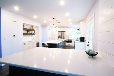Example of a cottage home design design in St Louis