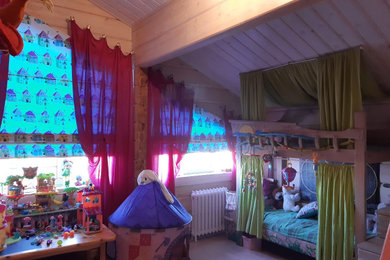 На фото: детская в морском стиле с спальным местом для ребенка от 4 до 10 лет, девочки с