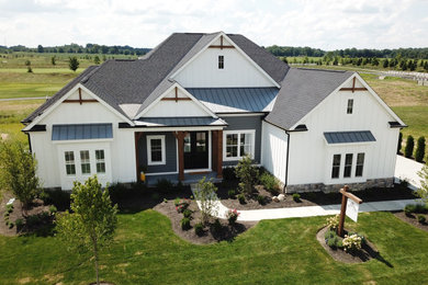 Example of a cottage exterior home design in Columbus