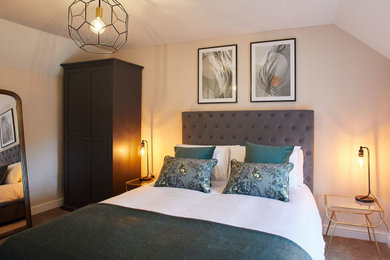 Foto de habitación de invitados clásica de tamaño medio con paredes beige, moqueta y suelo beige