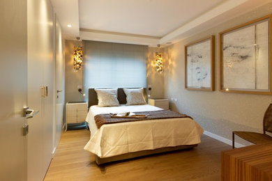 Bedroom - contemporary bedroom idea in Nice