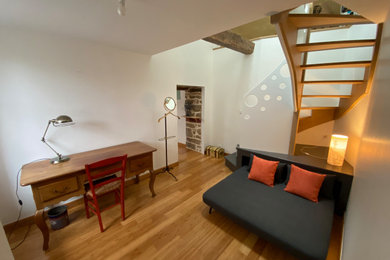 レンヌにあるお手頃価格の小さなカントリー風のおしゃれなホームオフィス・書斎 (ライブラリー、白い壁、竹フローリング、自立型机) の写真