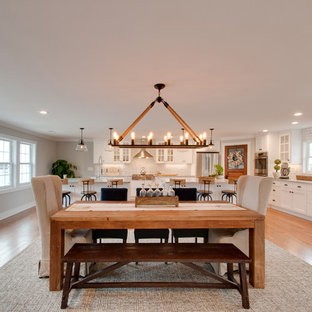 ナッシュビルの広いカントリー風 LDKの画像 (グレーの壁、無垢フローリング、茶色い床)