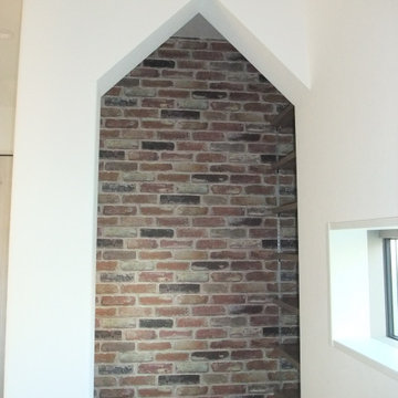 シューズクローク入口上は、三角にしてタイルのアクセントクロスを引き立てブルックリン調になりました。