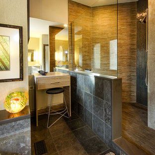 Idee per una grande stanza da bagno padronale moderna con doccia aperta, ante lisce, ante in legno chiaro, piastrelle beige, piastrelle nere, piastrelle a listelli, pareti beige, pavimento in ardesia, top in legno, pavimento nero e doccia aperta