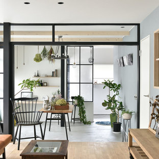 他の地域のエクレクティックスタイルのおしゃれなリビング (グレーの壁、淡色無垢フローリング、茶色い床) の写真