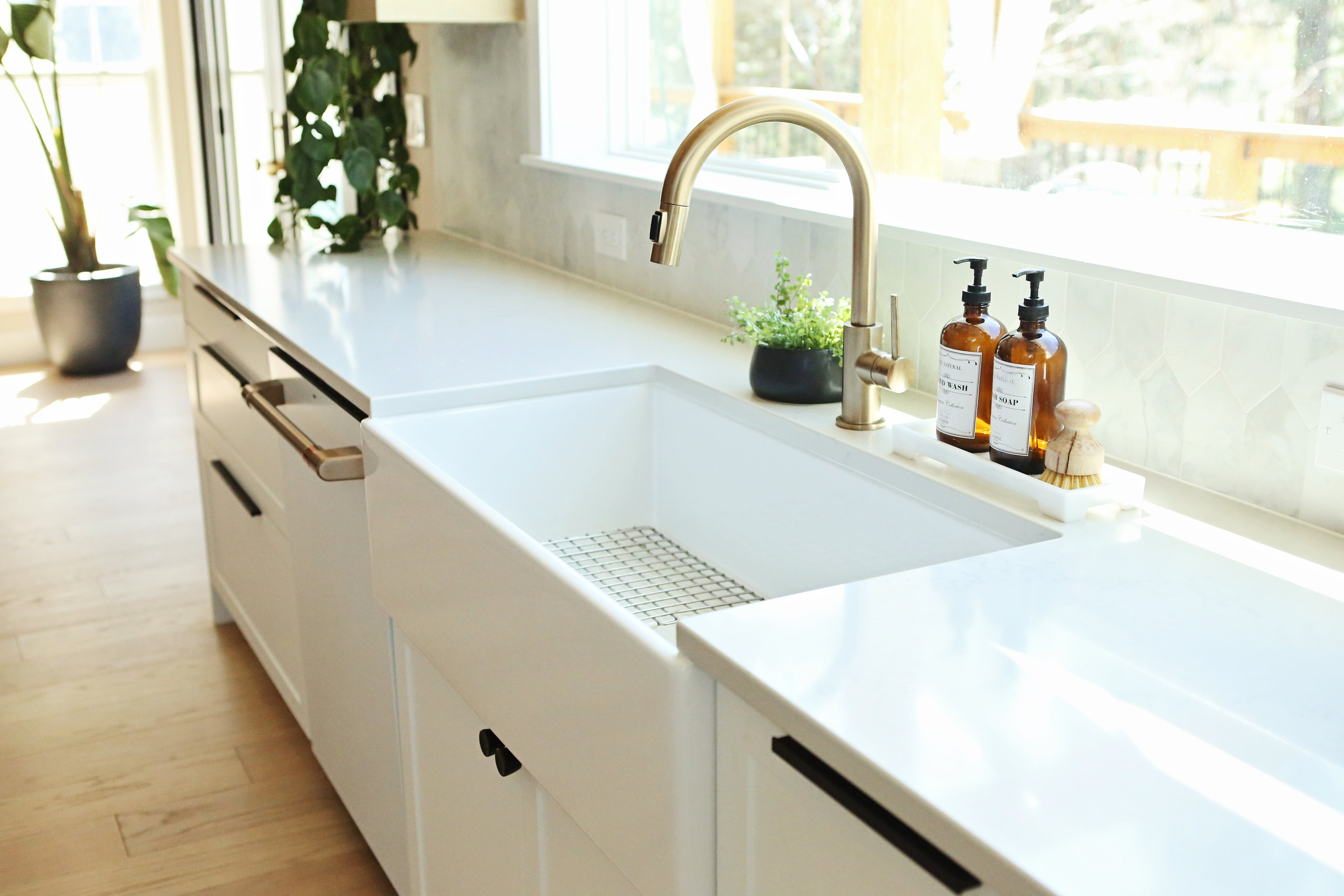 Austen Crisp White Fireclay 36" Single Bowl Farmhouse Undermount Kitchen Sink
